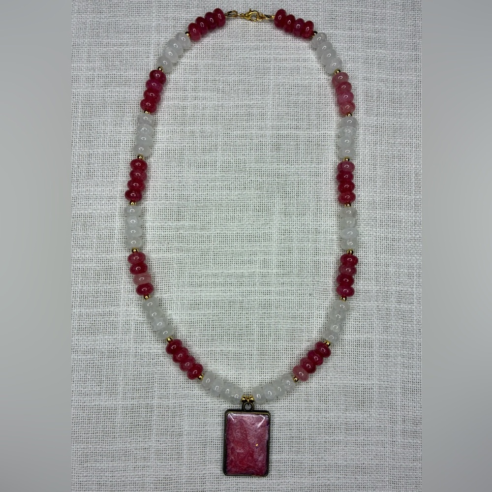 Chic Pink and White Beaded Necklace With 24K Gold Plated Beads
